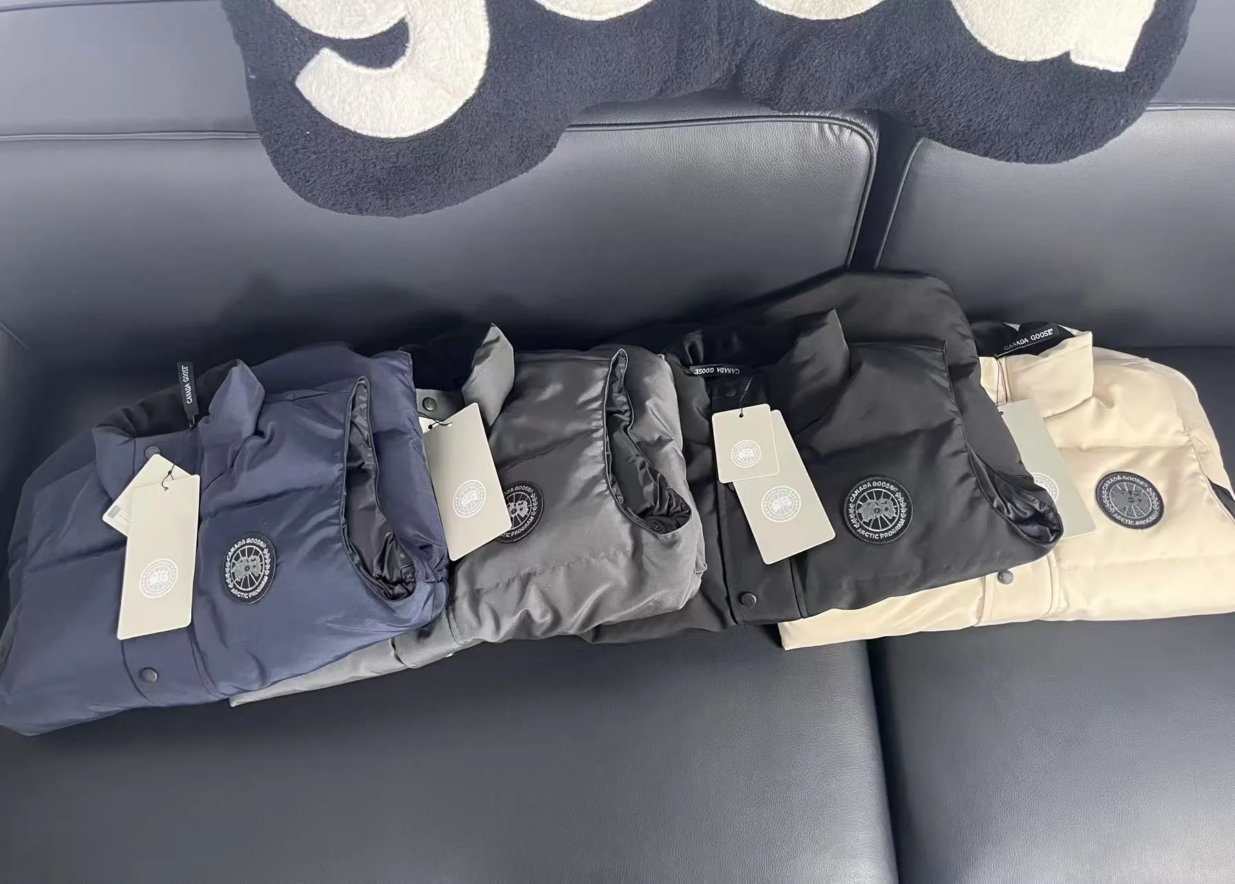 𝑪𝒂𝒏𝒂𝒅𝒂 𝑮𝒐𝒐𝒔𝒆Canada Goose Collection Display Color: Black Navy Blue Gray Beige White